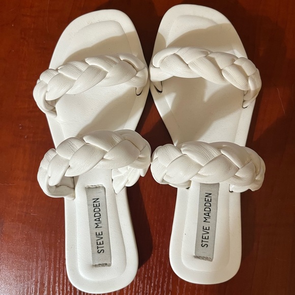 Adorable white braided sandals, size 6 - Picture 1 of 2